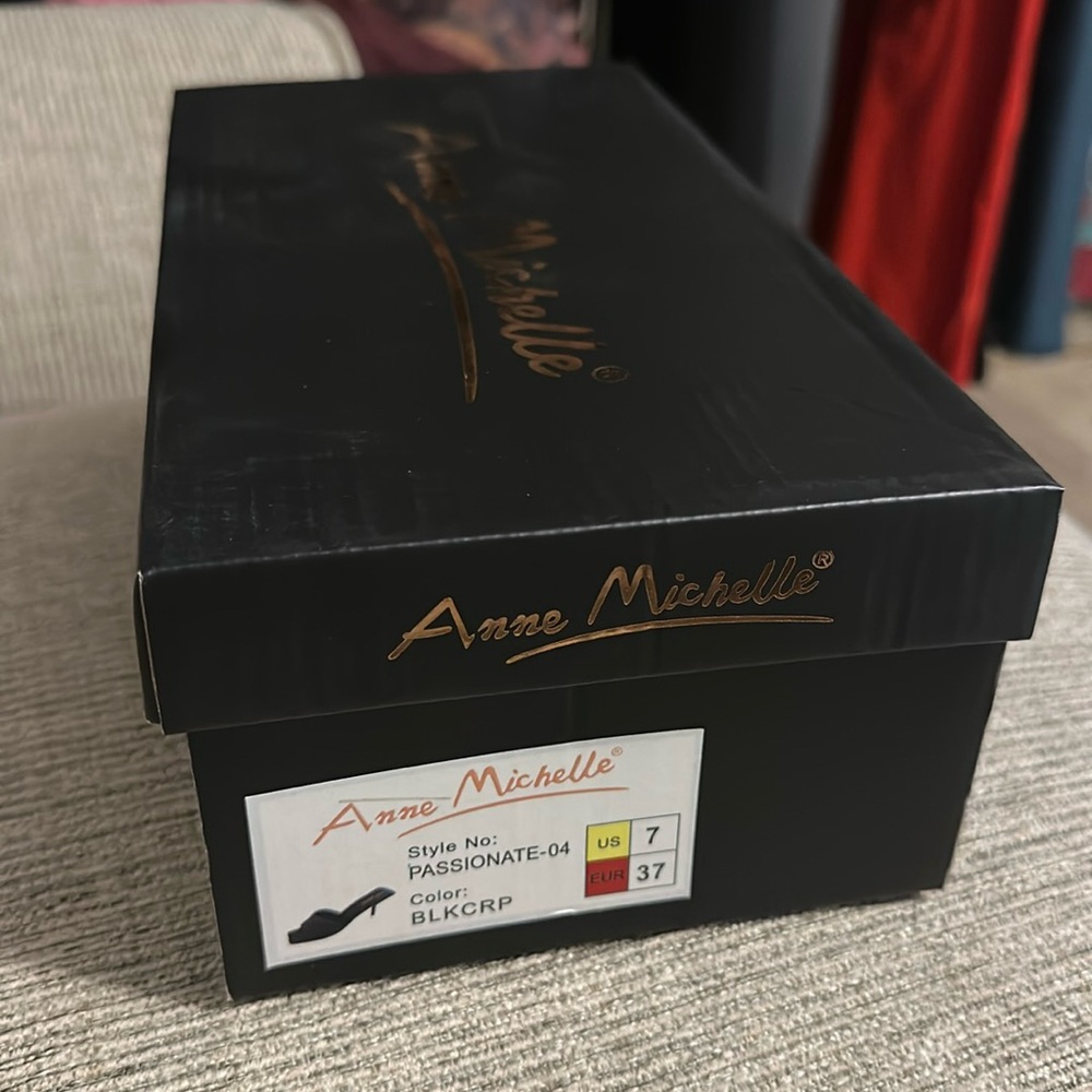 NIB quilted heels - Picture 3 of 5